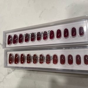Static reusable pop on manicure
